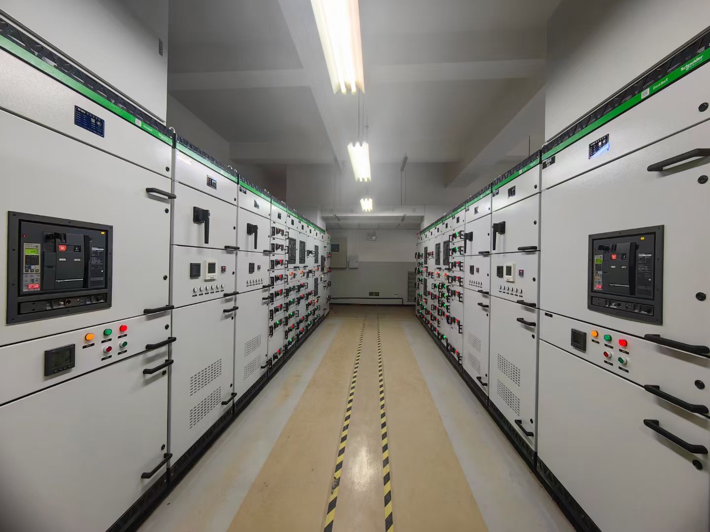 AI浪潮下的数据心脏：从供电系统看高算力时代的底层支撑